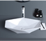 Il bagno non poroso del ripiano affonda il lavabo di forma irregolare di 650mm
