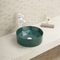 Lavandino rotondo ceramico liscio del bagno sopra il contro lavabo arancio del piano d'appoggio
