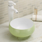 Ovale sopra il bagno sanitario del bacino dei contro lavandini ceramici fatti a mano del bacino