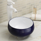 Il bagno lucido ed elegante del ripiano affonda il lavabo ovale bianco di forma